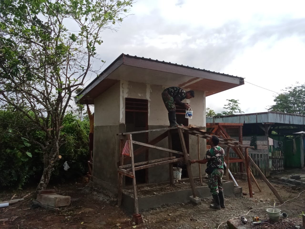 TMMD 125 Kodim 1705/Nabire Dorong Fasilitas Ibadah Lebih Layak: Progres Pembangunan MCK Masjid Baitul Muttaqin Terus Berjalan