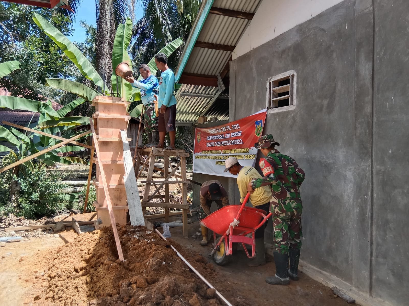 Perlahan Tapi Pasti, Cor Mulai Dituangkan ke Dalam Bekisting