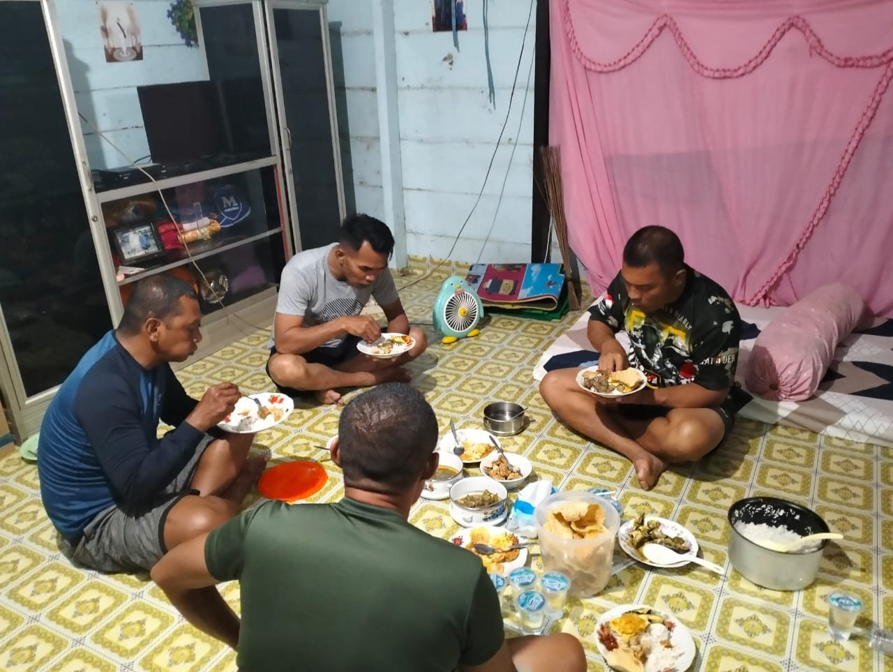 Hangatnya Kebersamaan Satgas TMMD dan Warga Nekudu di Tengah Dingin Malam Asinua