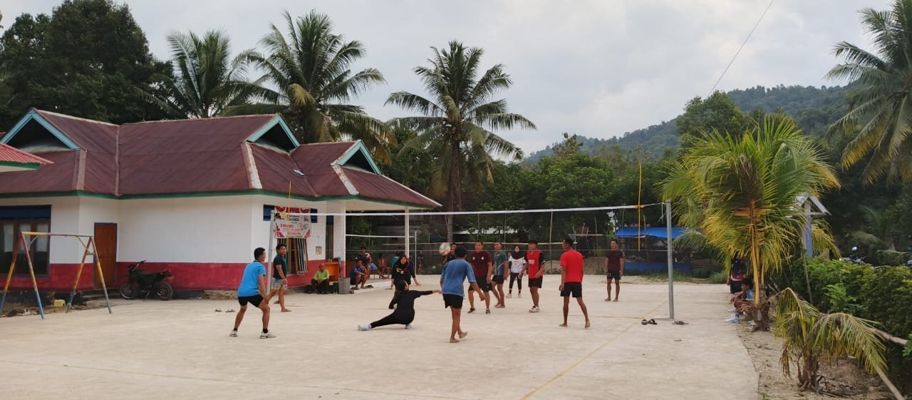 Jaga Fisik dan Silaturahmi, Satgas TMMD Main Voli Bareng Warga Padangguni