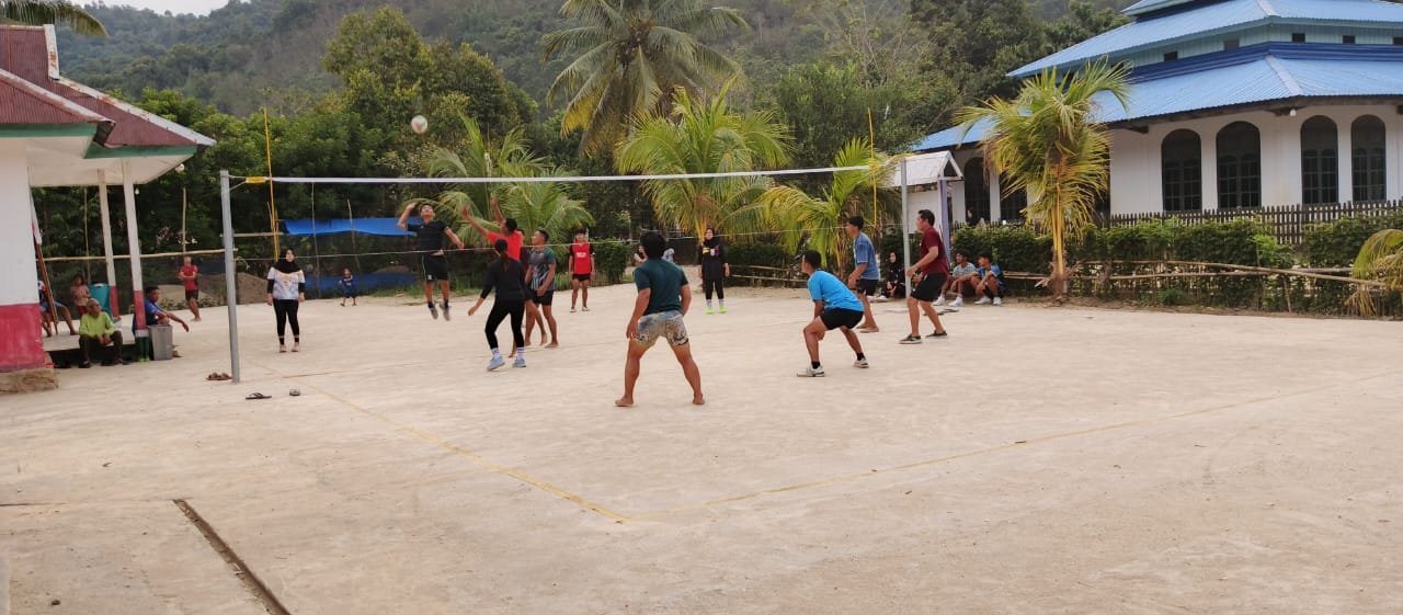 Satgas TMMD 125 Kodim 1417/Kendari Bangun Kebersamaan Lewat Voli Bersama Warga Desa Garuda