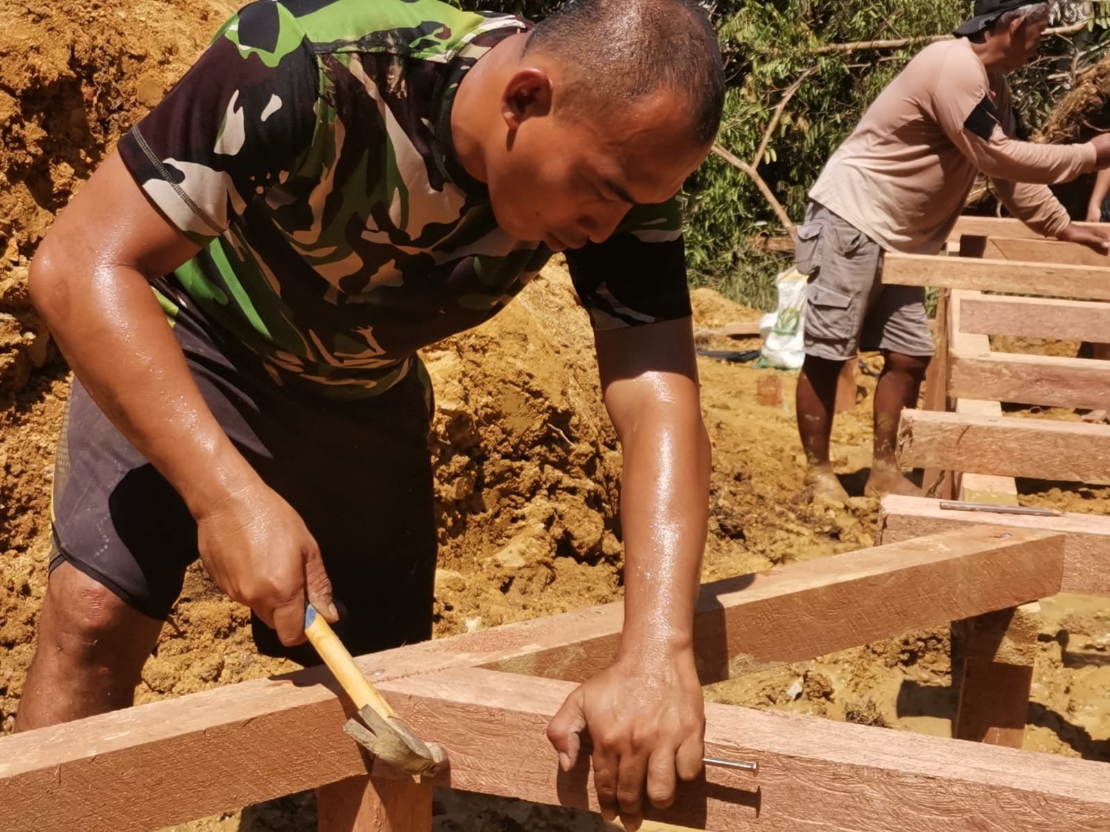 PANAS TERIK TAK SURUTKAN SEMANGAT, SATGAS TMMD KODIM SINTANG TUNTASKAN PEKERJAAN DI SETIAP SASARAN