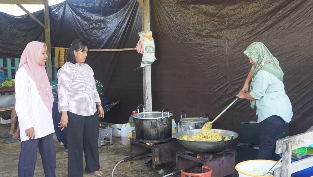 Persit Kodim 1705/Nabire Turun ke Dapur Lapangan TMMD 125, Wujudkan Kebersamaan dan Kepedulian
