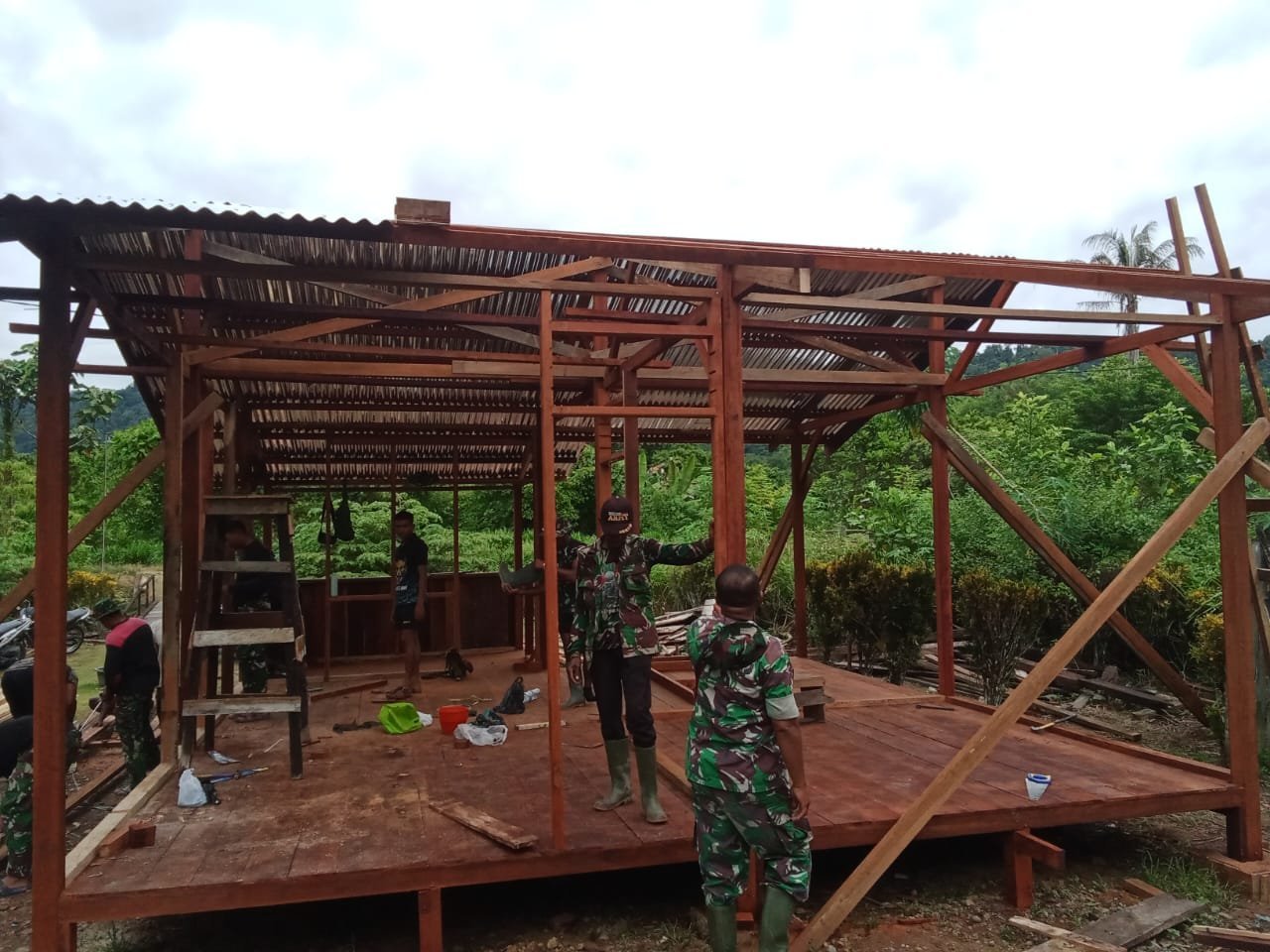 Kodim 1705/Nabire Fokus Rehabilitasi RTLH Warga Lewat TMMD ke-125 di Distrik Makimi