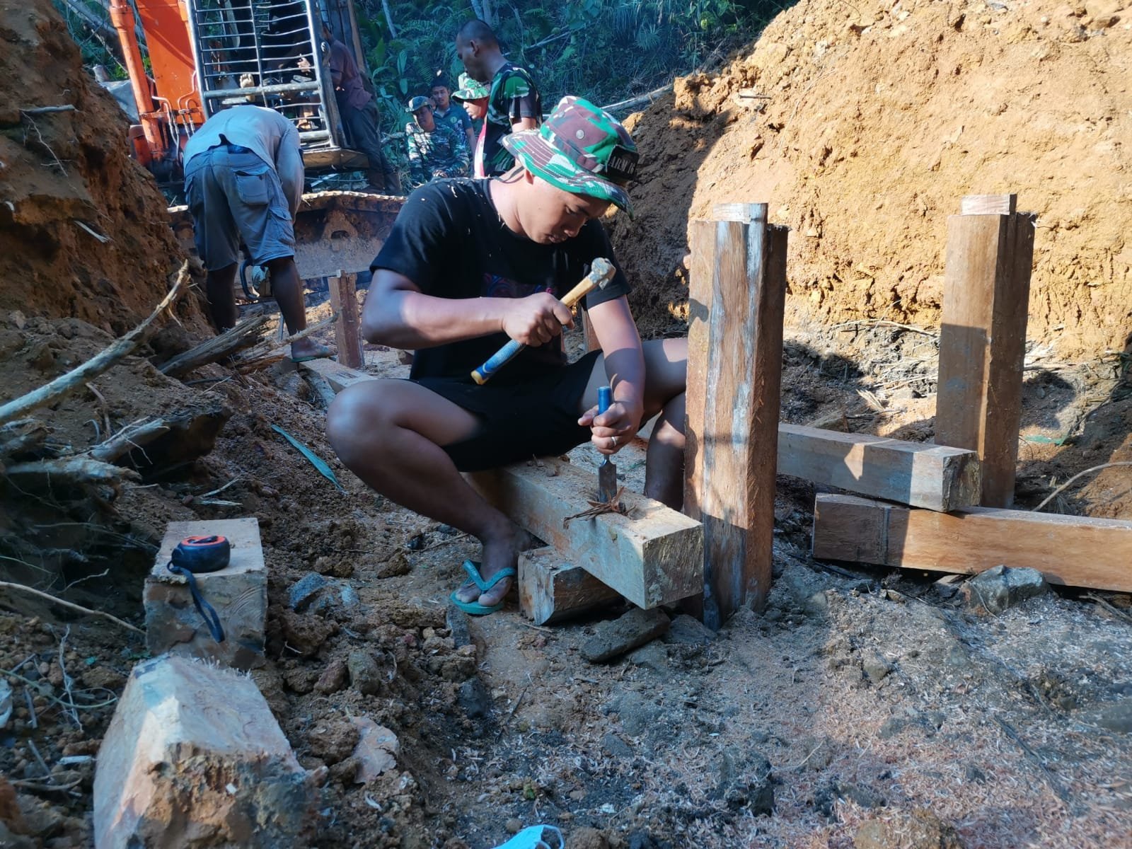 Terampil di Segala Medan, Anggota Satgas TMMD Kodim 1205/Sintang Tunjukkan Profesionalisme dan Dedikasi