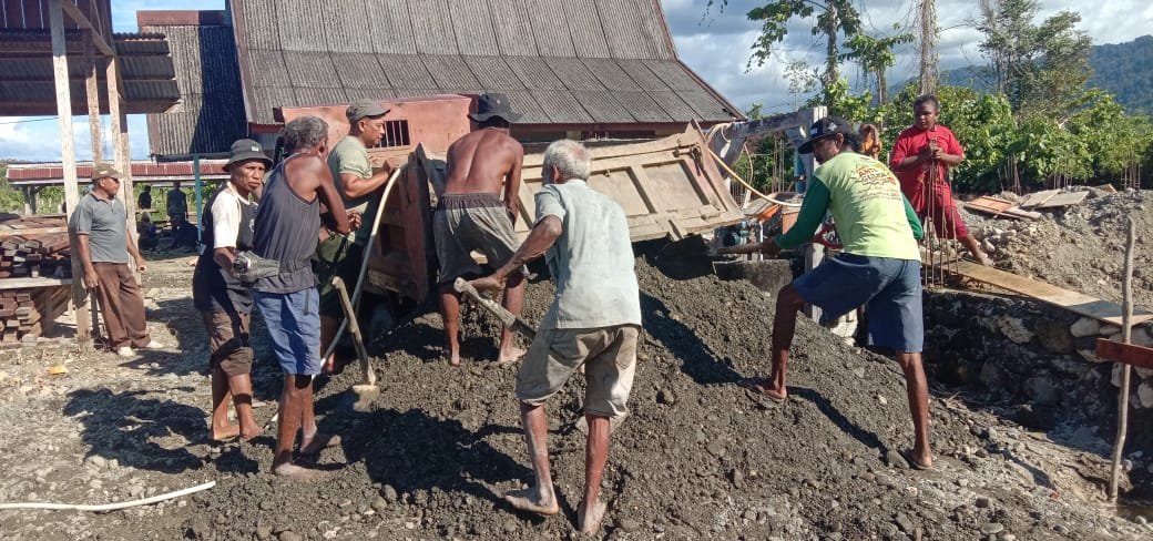 Gotong Royong Satukan TNI dan Warga Bangun Rumah Tuhan