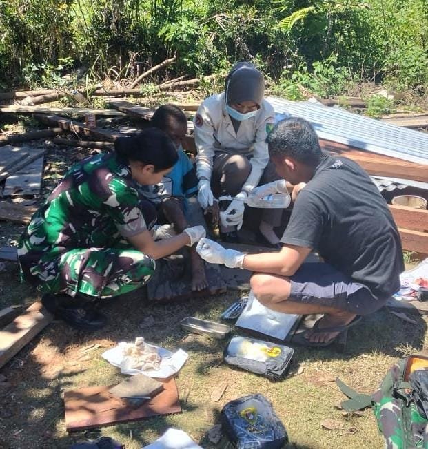 Tak Hanya Pembangunan, TNI Hadir Juga untuk Memperhatikan Kesehatan Warga