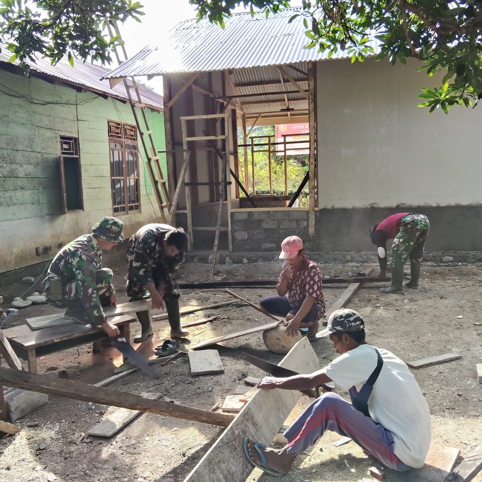 Semangat Gotong Royong, Warga dan Satgas TMMD Kerja Bersama Bangun RTLH
