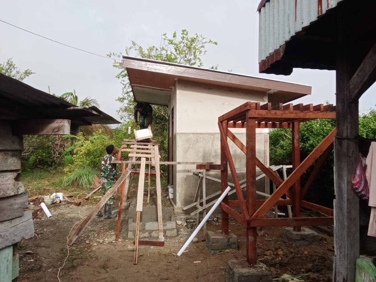 TNI dan Warga Gotong Royong Bangun MCK Masjid Baitul Muttaqin di Makimi