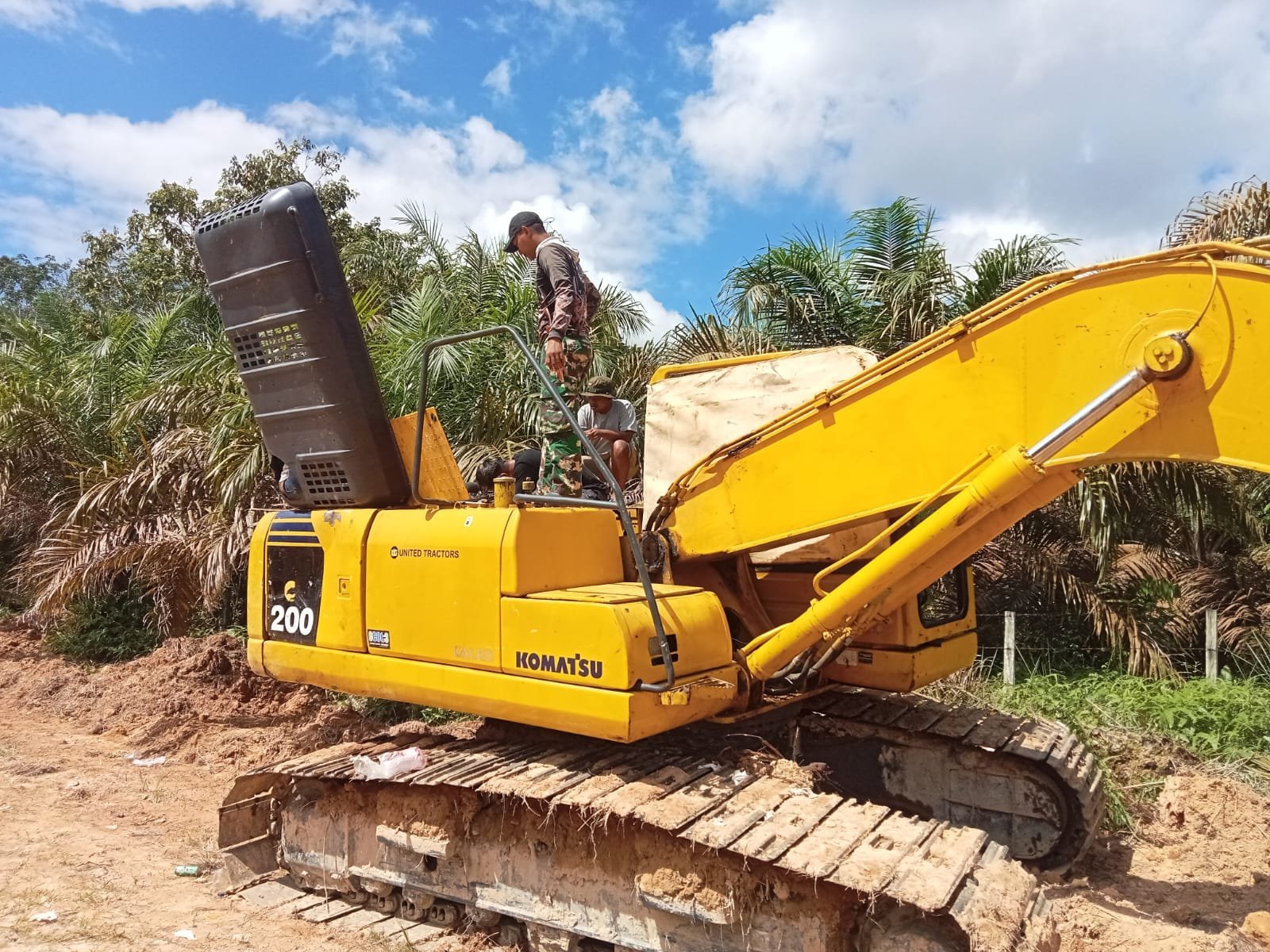 Anggota Satgas TMMD ke-125 Kodim 1017/Lamandau Bantu Mekanik Perbaiki Alat Berat di Lokasi Kegiatan
