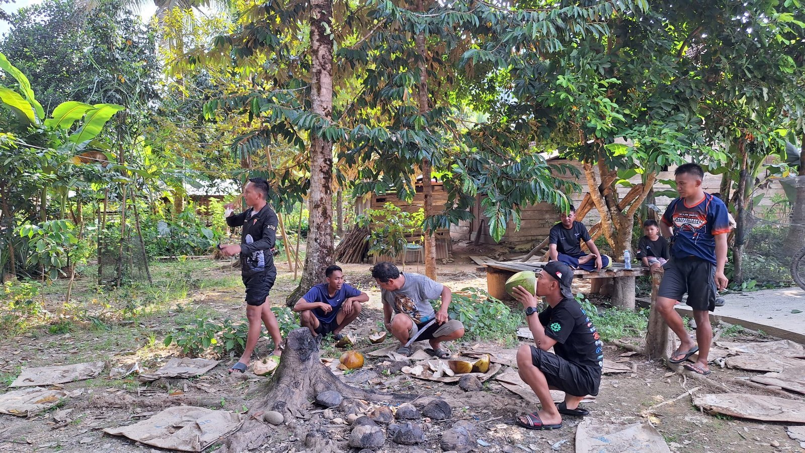 Kelapa Muda Jadi Simbol Kehangatan TNI dan Warga di TMMD 125 Kodim 1417/Kendari