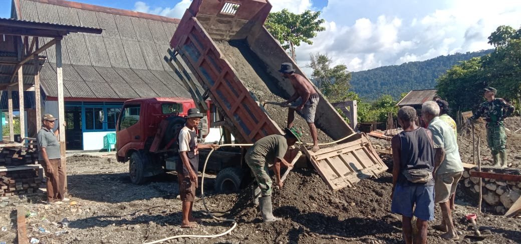 Material Pasir Mulai Dikirim, Pembangunan Gereja Talitakum pada TMMD ke-125 Kodim 1705/Nabire Terus Berjalan