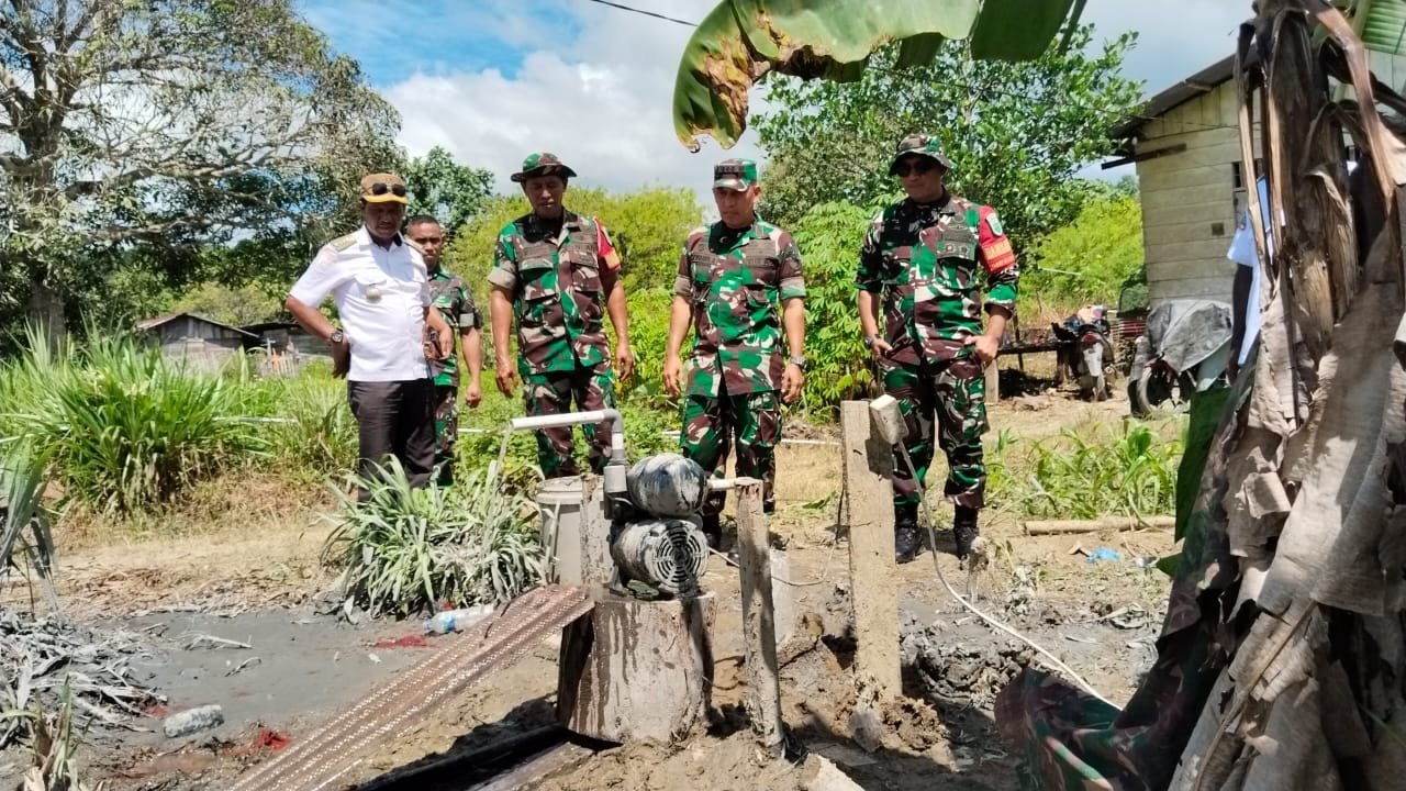 Dansatgas TMMD ke-125 Kodim 1705/Nabire Tinjau Langsung Progres Pekerjaan Manunggal Air Bersih di Kampung Manunggal Jaya