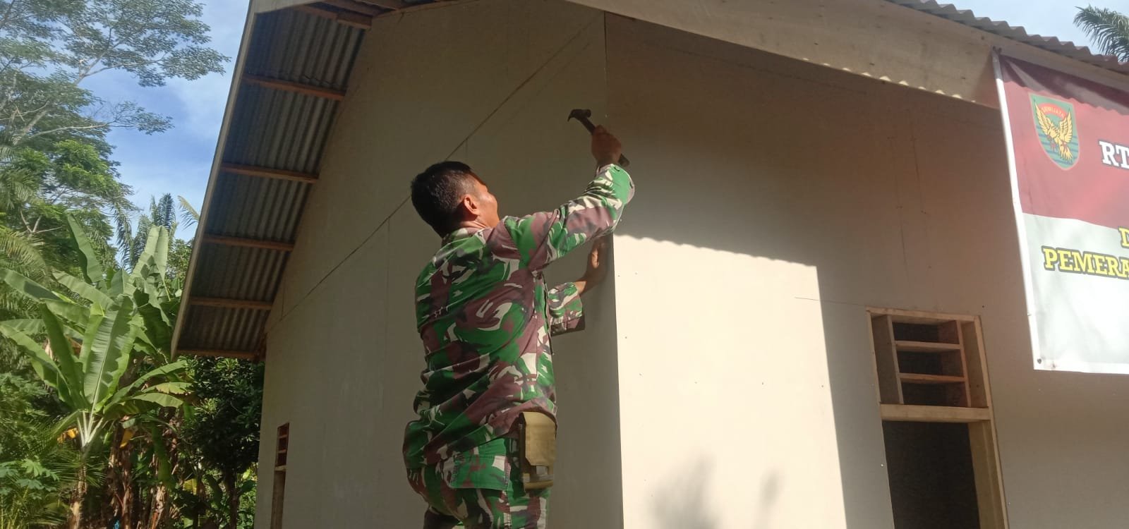 Pembangunan RTLH Masuki Tahap Pemasangan Dinding GRC di Desa Sumber Makmur