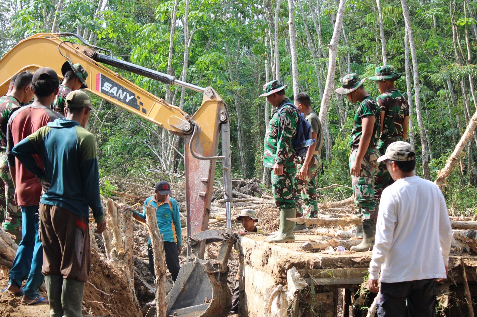 TMMD ke-125 Kodim 0426/Tulang Bawang Bangun Jembatan di Kampung Moris Jaya, Tahap Pemasangan Trucuk Kayu Dimulai