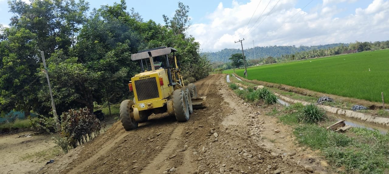 Alat Berat Grader Terus Beroperasi Ratakan Tanah Jalan Garuda dalam Program TMMD 125