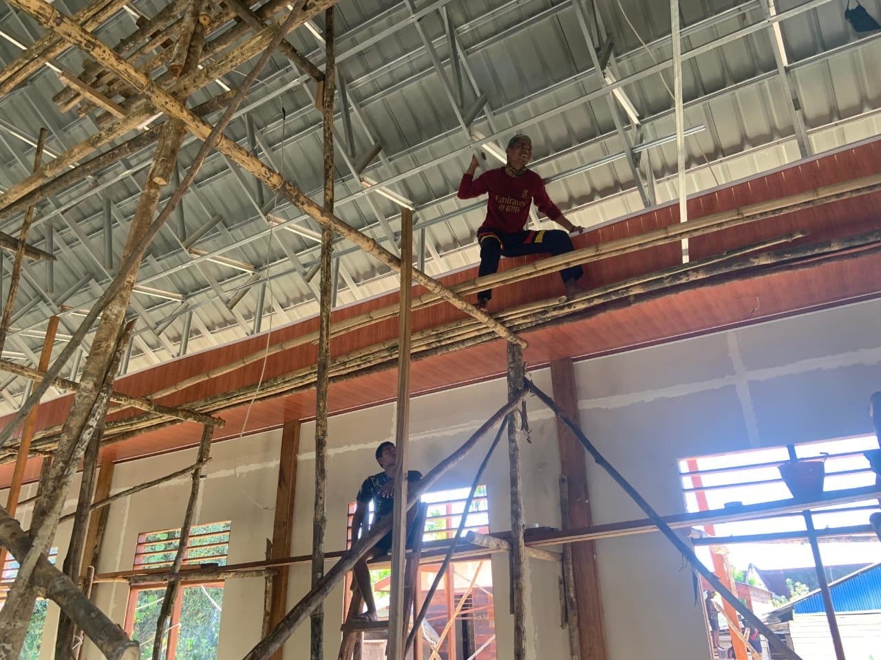 Pemasangan Plafon PVC Gereja Talitakum Dikebut Satgas TMMD ke-125 Kodim 1705/Nabire