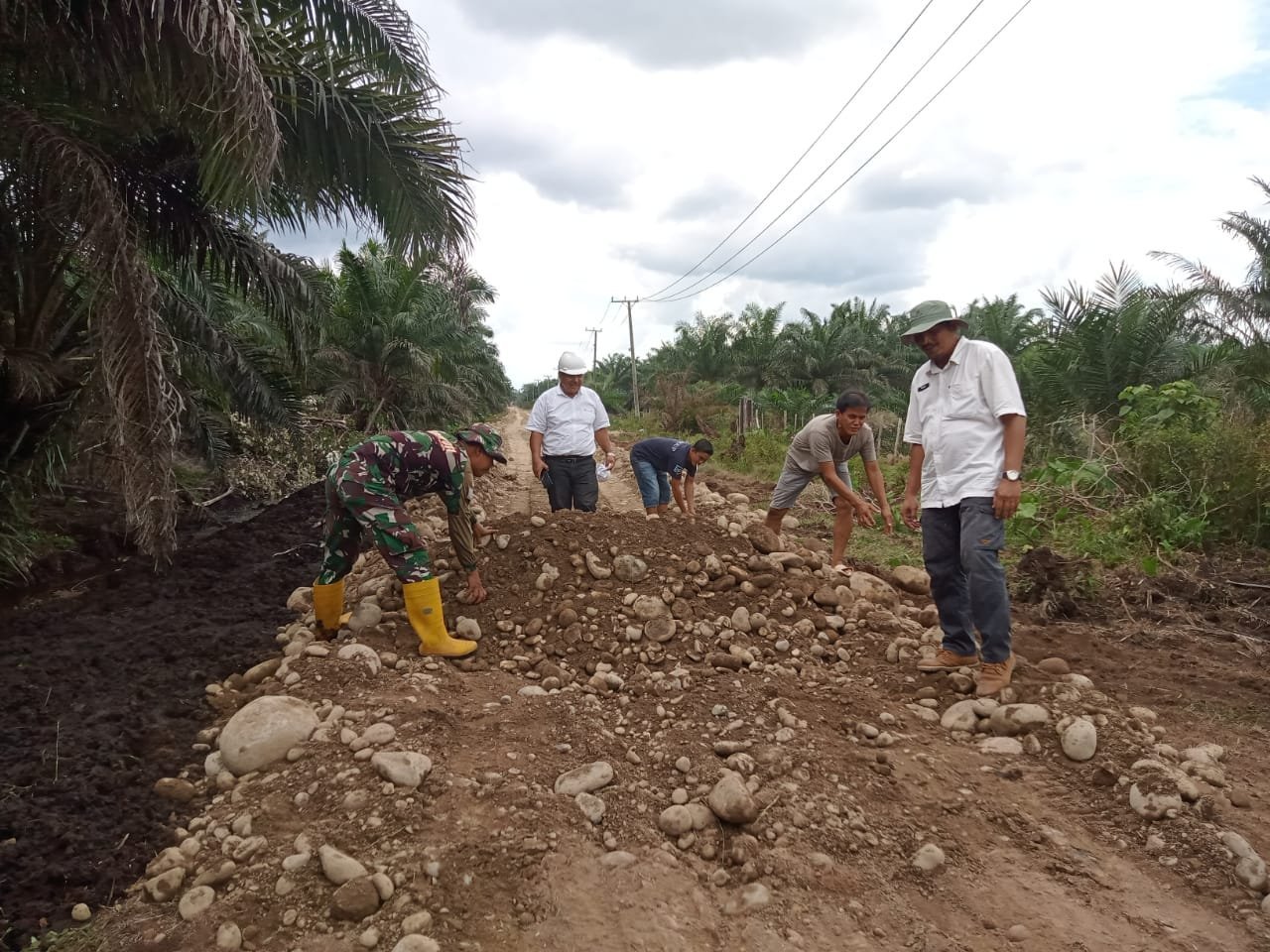 Sinergi Satgas TMMD 125 Kodim Mukomuko, KABID PU dan Masyarakat Desa Wonosalam Gencarkan Pengoralan Jalan