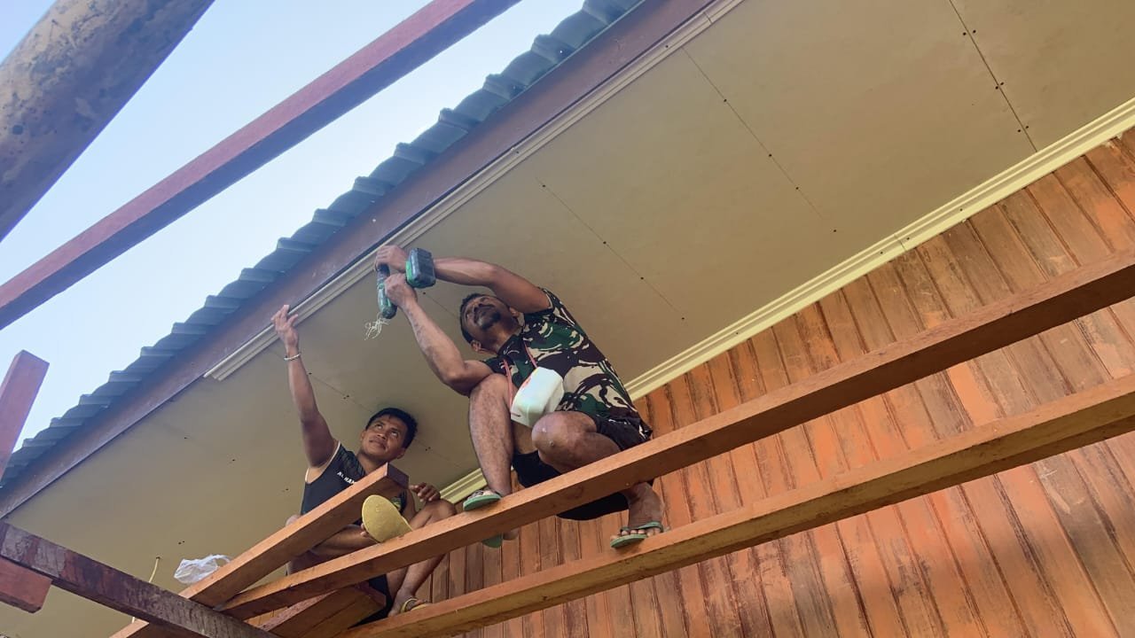 Satgas TMMD ke-125 Kodim 1705/Nabire Kebut Pemasangan Lesplafon Gereja Talitakum