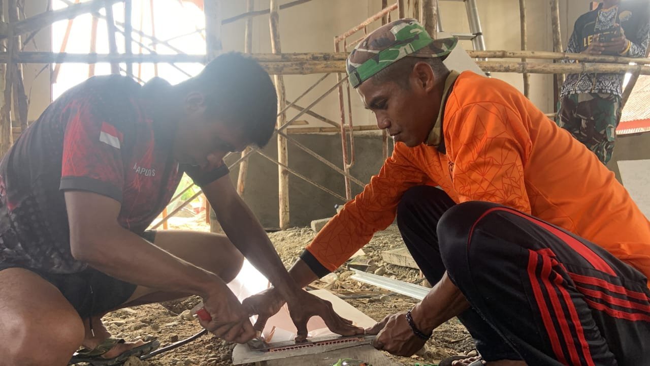 Satgas TMMD ke-125 Kodim 1705/Nabire Fokus Potong Material PVC untuk Plafon Gereja Talitakum