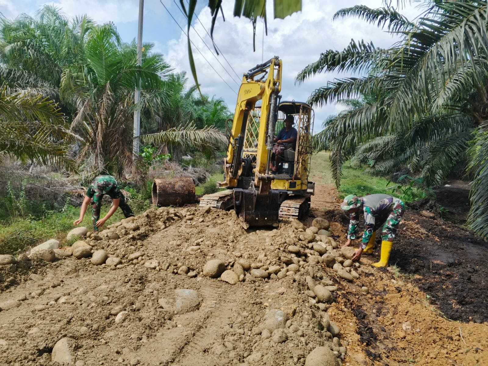 Peningkatan Jalan di Desa Wonosalam Terus Berlanjut dalam TMMD Ke-125 Kodim 0428/Mukomuko