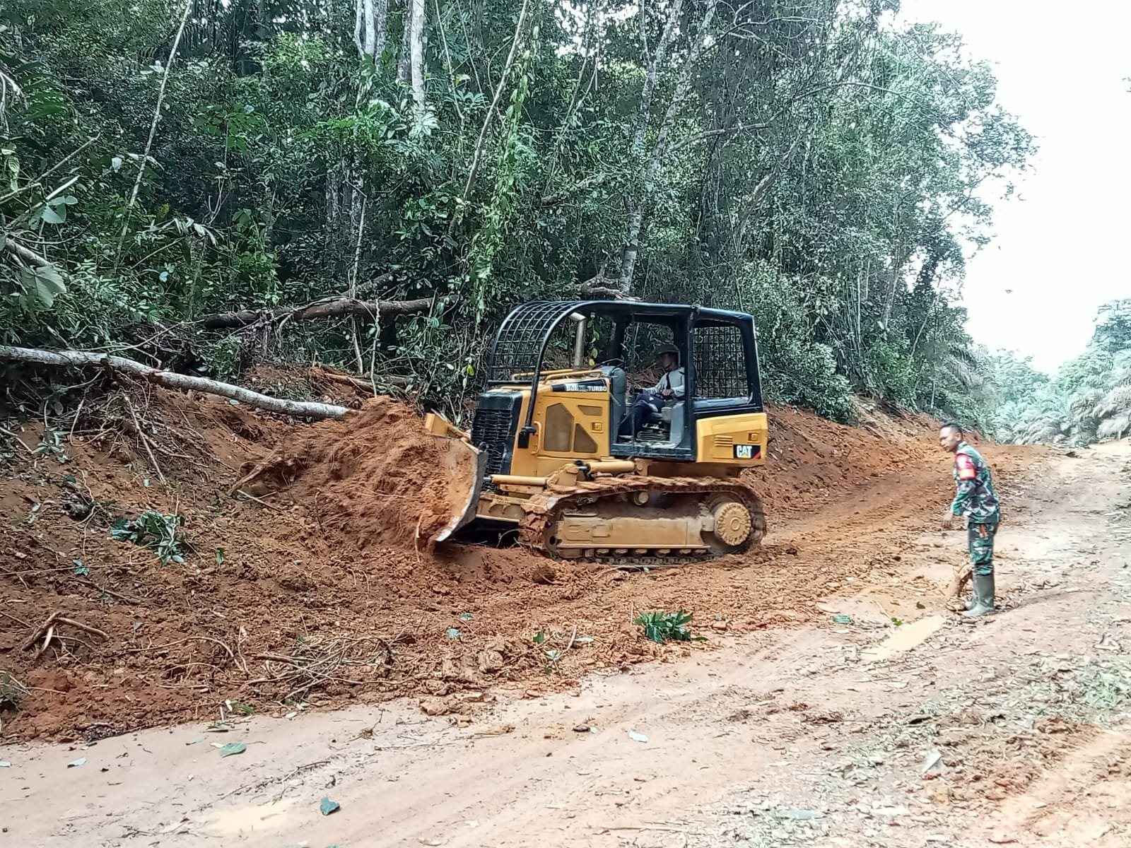 Reguler ke-125 Kodim 1017/Lamandau di Desa Batu Kotam Capai 38,16% untuk Penyiapan Badan Jalan