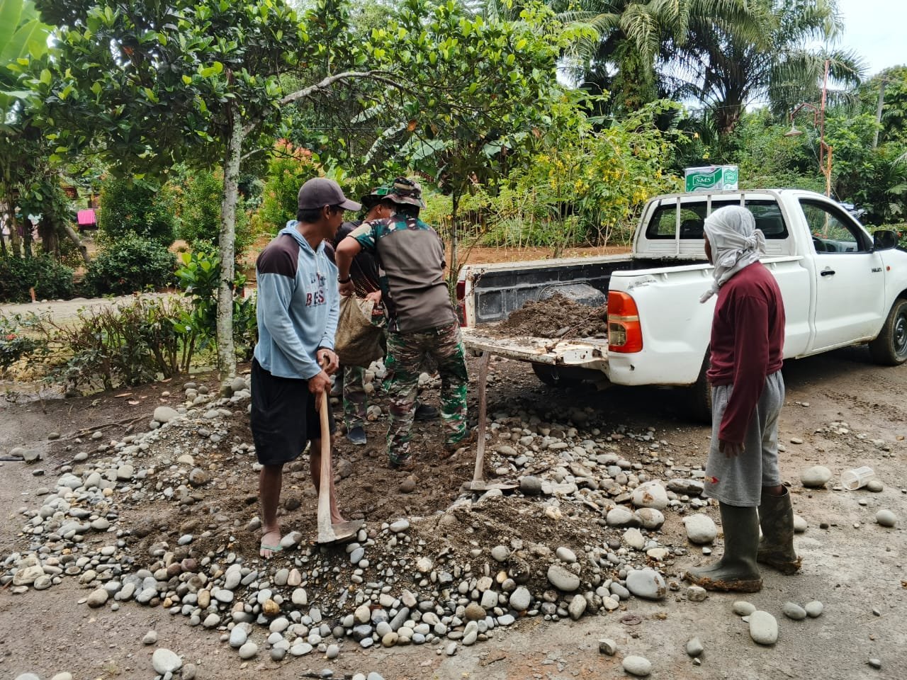 Pengiriman Material Pasir untuk Pengecoran Sumur Bor Titik 3 Terus Berlangsung