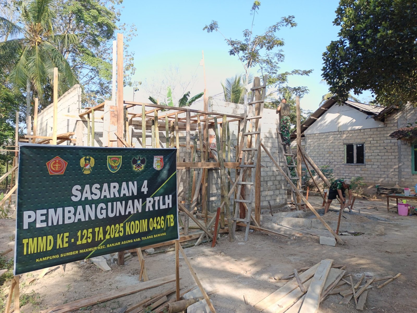Kolaborasi Satgas TMMD dan Warga Bangun RTLH Sasaran 4 di Kampung Sumber Makmur
