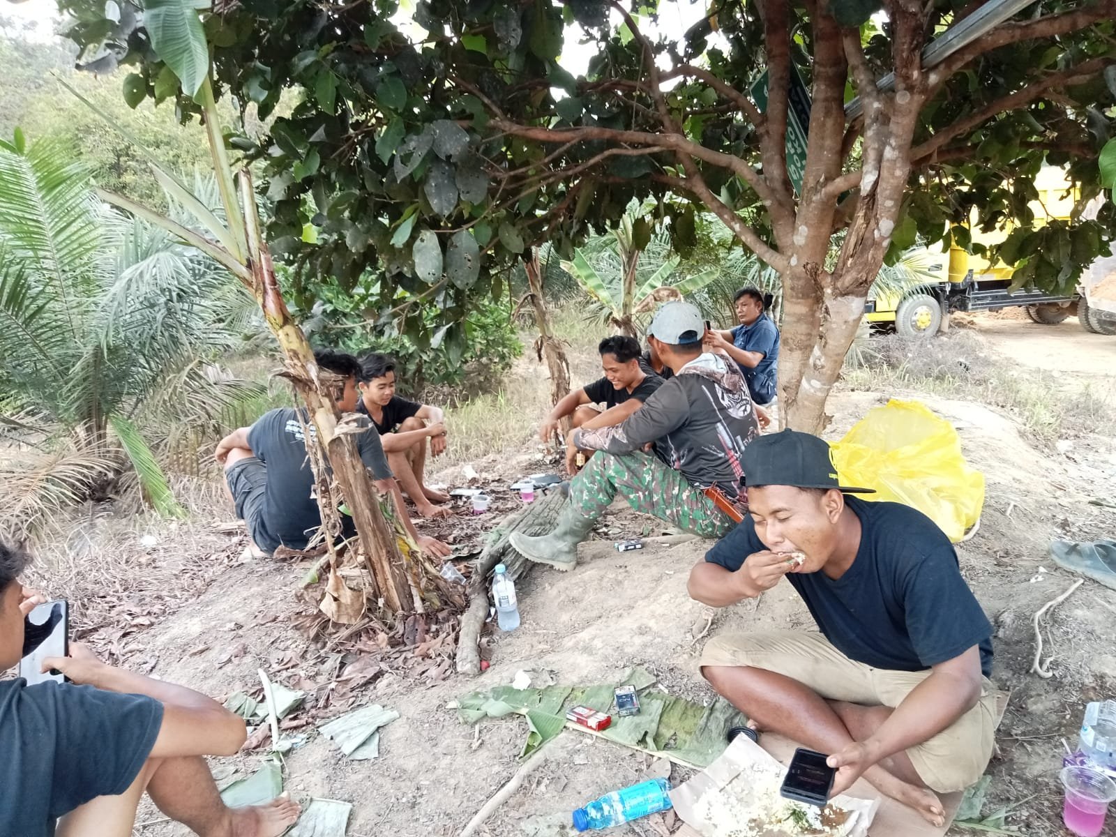 Hangatnya Canda Praka Wahyu dan Warga Warnai Istirahat Satgas TMMD Ke-125 Kodim 1017/Lamandau