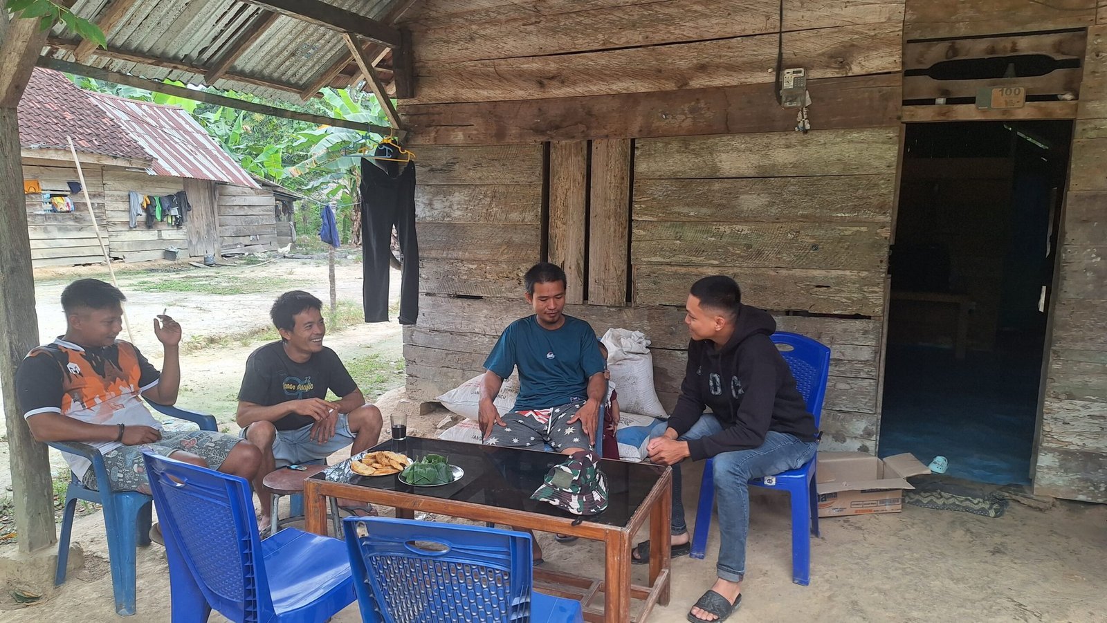 Di Tengah Kesibukan TMMD 125 Kodim 1417/Kendari, Personil Satgas TMMD Pererat Silaturahmi Melalui Komsos