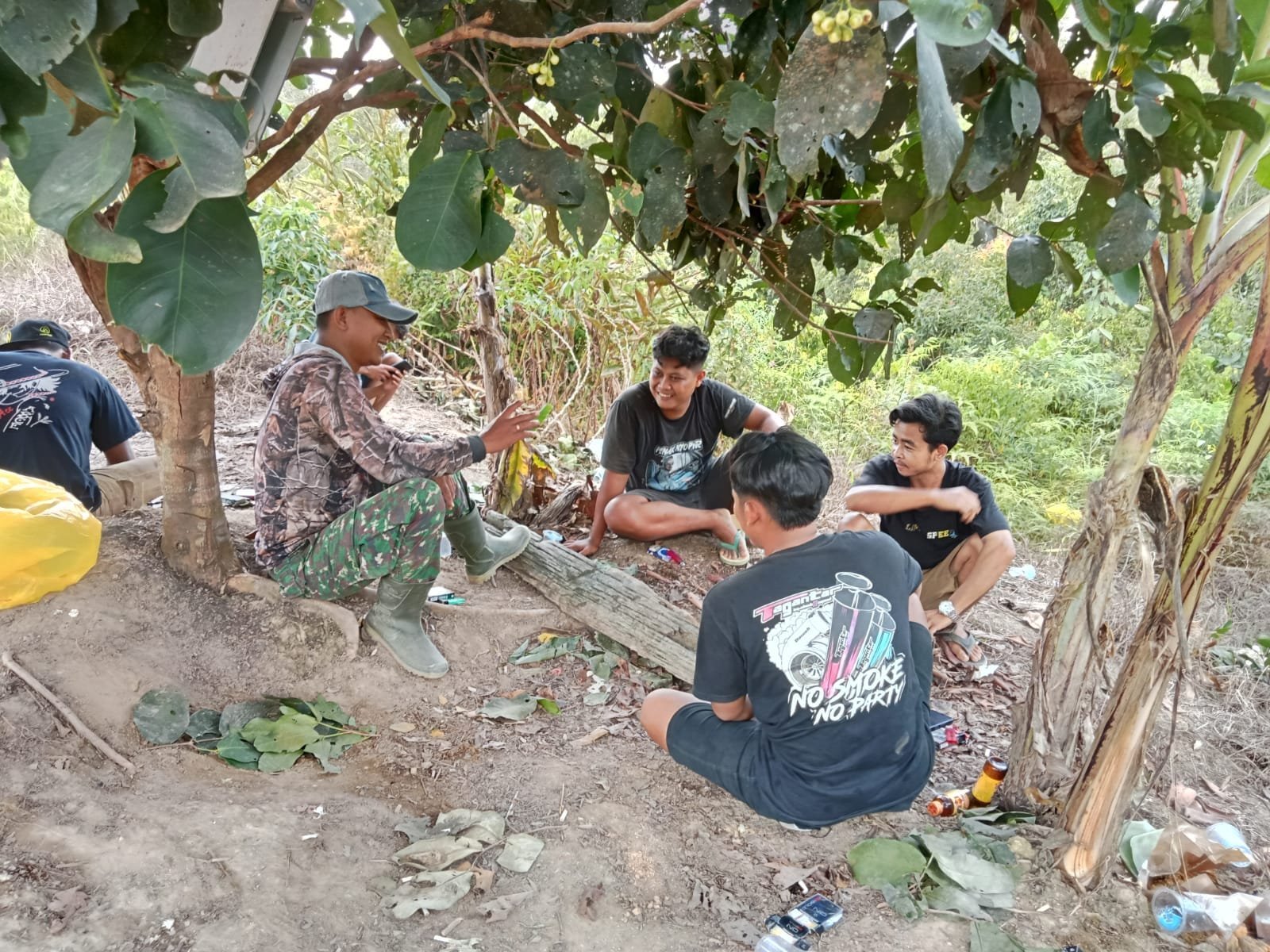 Tawa dan Canda Praka Wahyu Warnai Istirahat Satgas TMMD ke-125 Kodim 1017/Lamandau Bersama Warga