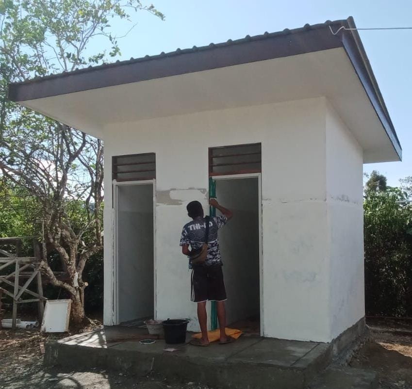 Pengecatan WC Masjid Baitul Mutaqqin, Satgas TMMD ke-125 Kodim 1705/Nabire Kebut Tahap Akhir Pembangunan