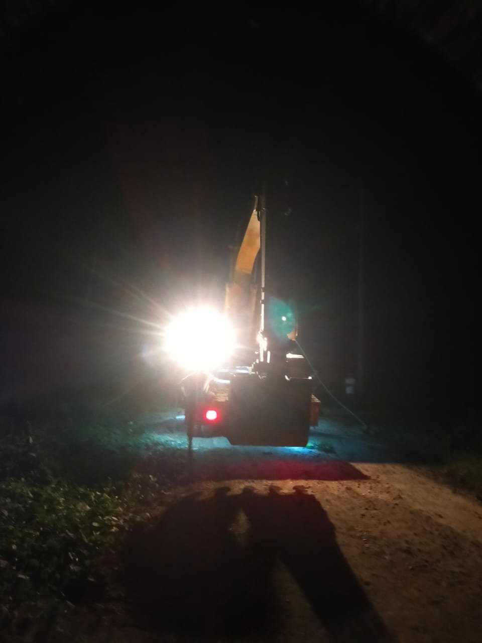 Meski Malam Hari, Anggota Satgas Kodim 1417/Kendari Turunkan Alat Berat