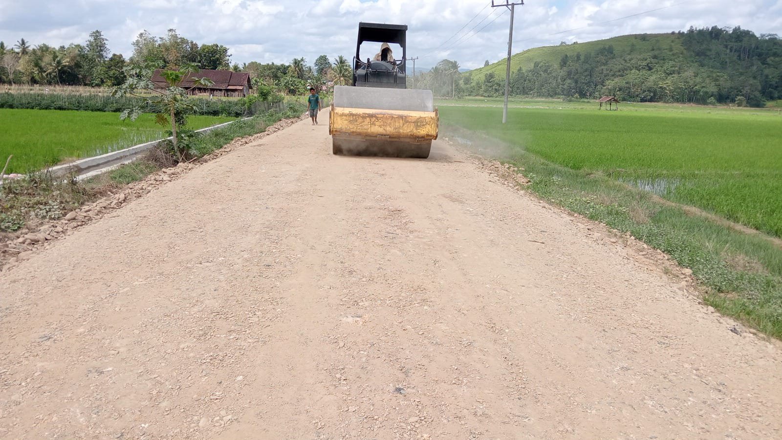 Alat Berat Vibro Dikerahkan Satgas TMMD 125 Kodim 1417/Kendari untuk Padatkan dan Haluskan Jalan Garuda