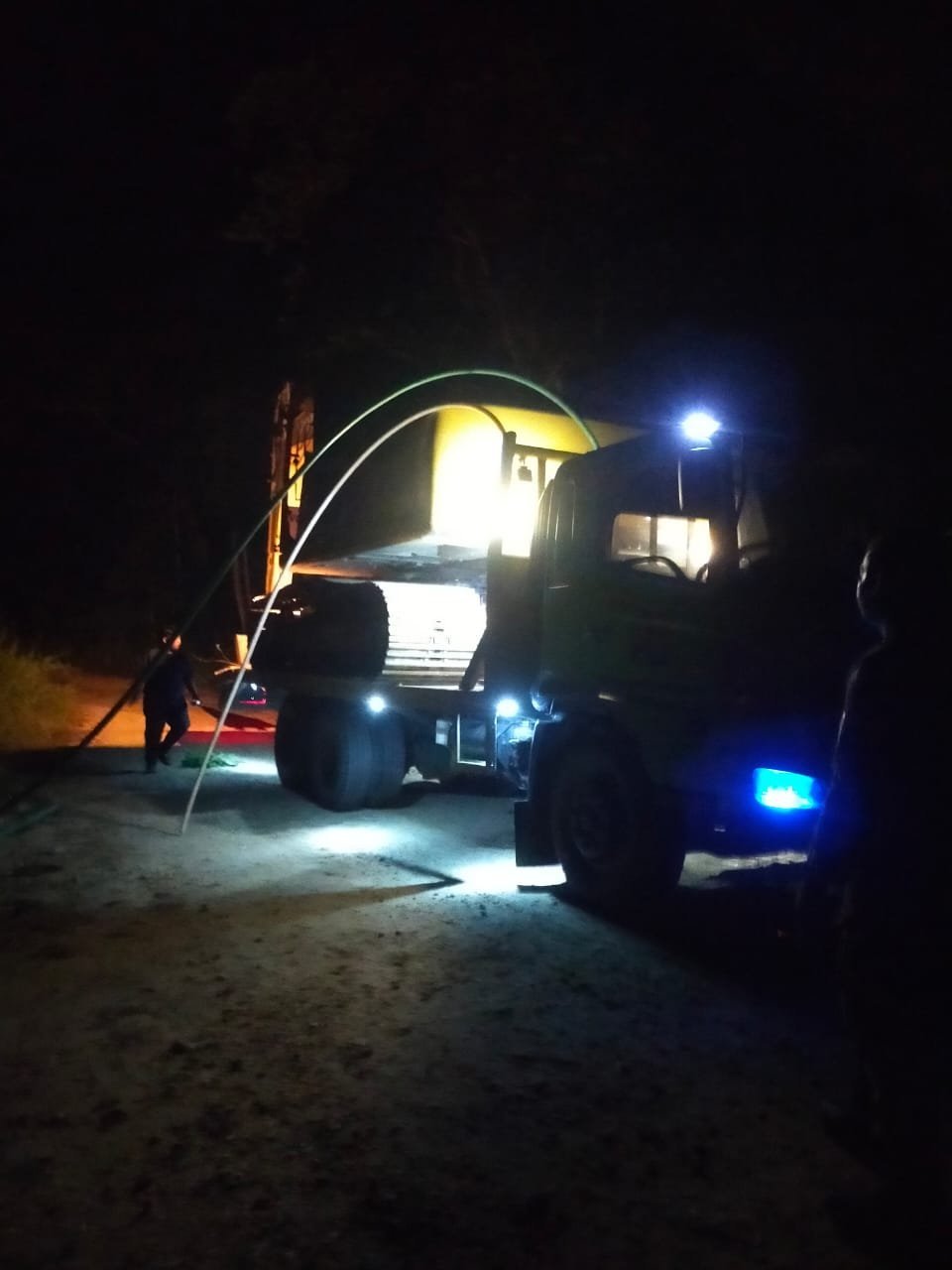 Meski Malam Hari, Satgas TMMD 125 Kodim 1417/Kendari Turunkan Alat Berat untuk Percepat Pengerjaan Jalan