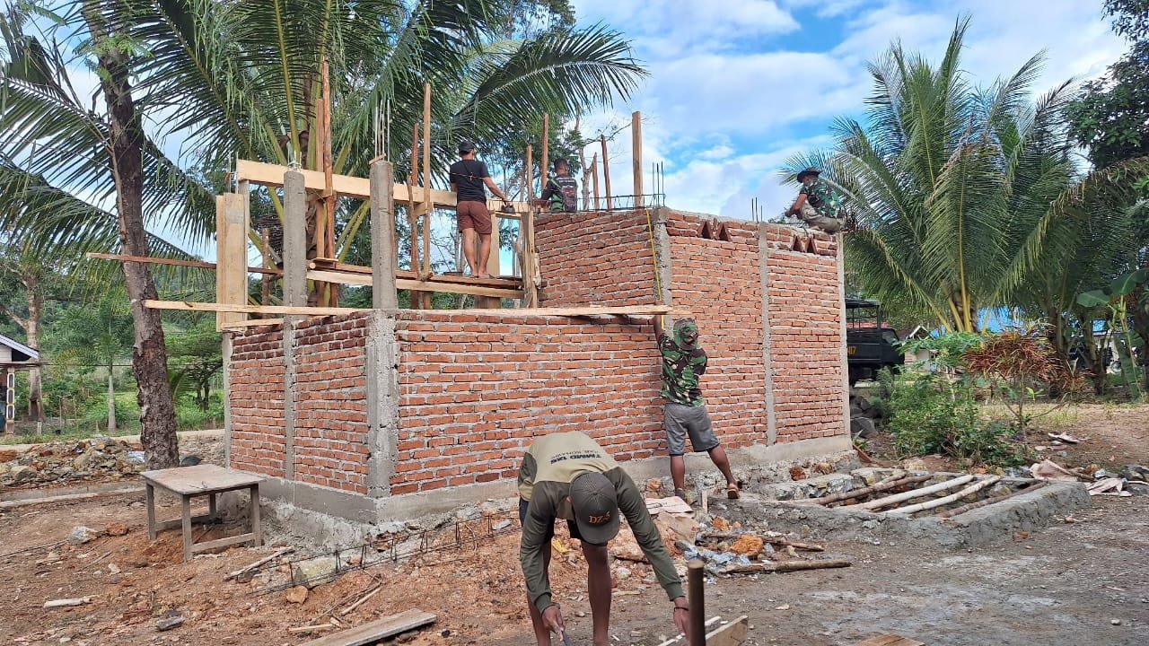 Satgas TMMD 125 Kodim 1417/Kendari Bersama Warga Pasang Papan Cor MCK di Desa Nekudu