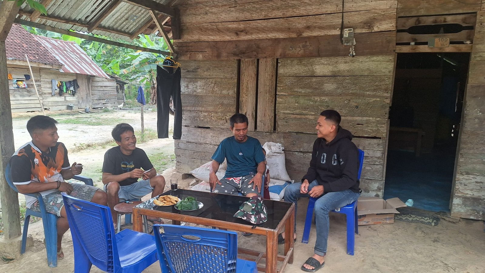 Di Tengah Kesibukan TMMD, Satgas Kodim 1417/Kendari Pererat Silaturahmi dengan Warga Melalui Komsos