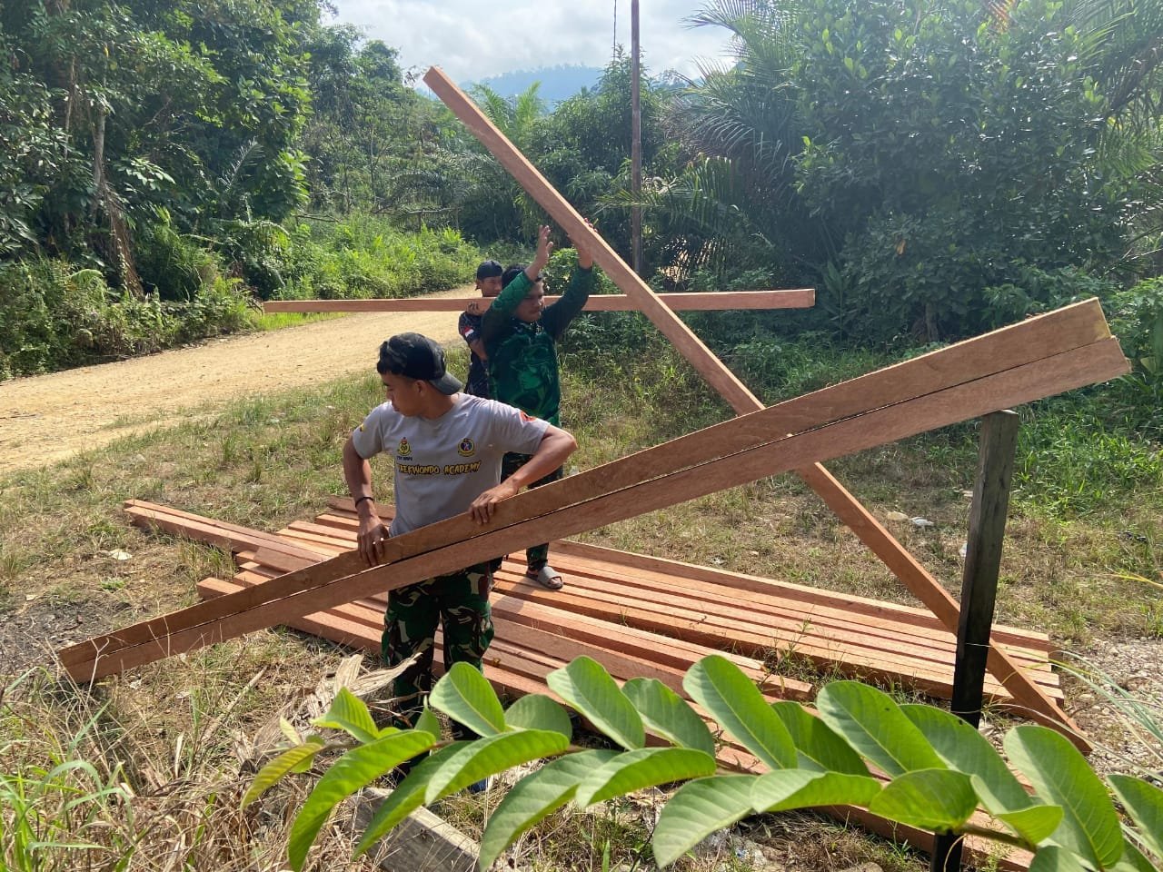 Satgas TMMD 125 Kodim 1205/Sintang dan Warga Gotong Royong Angkut Material di Medan Berat