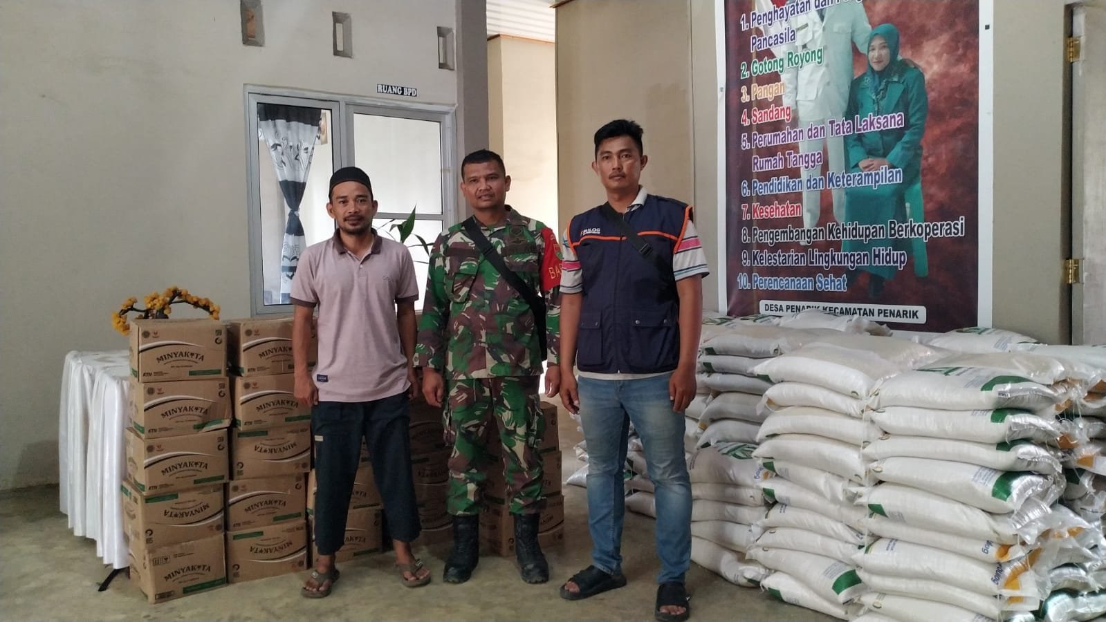 Pantau dan Kawal, Kodim 0428/MukoMuko Dampingi Penyaluran Bantuan Pangan, Minyak dan Beras Bulog di Desa Penarik MukoMuko