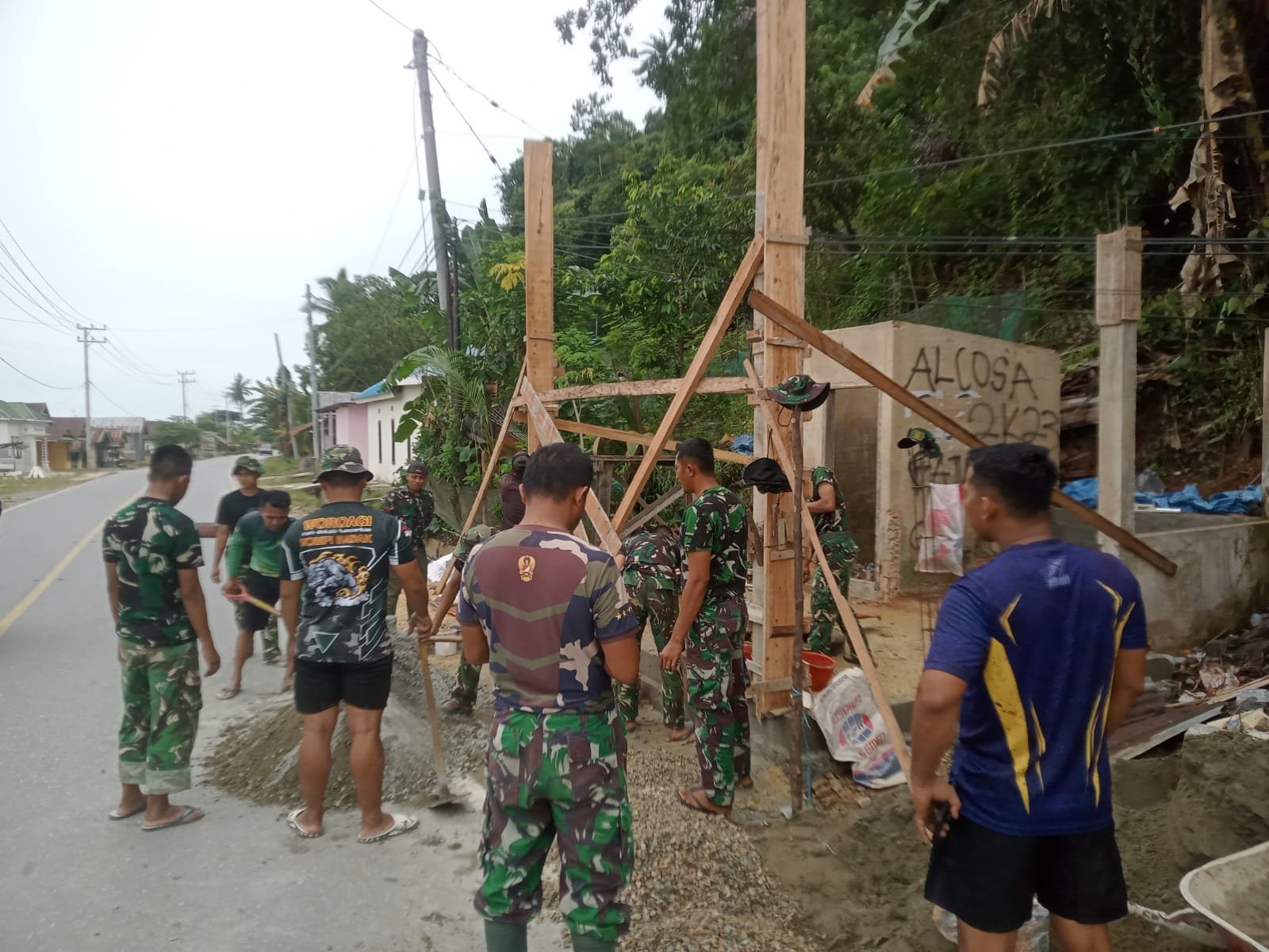 Dorong Perilaku Hidup Bersih, Satgas TMMD 127 Bangun Fasilitas Sanitasi Layak di Sambuli