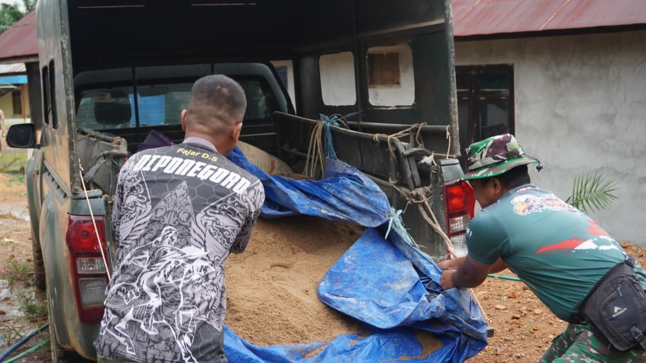 Distribusi Material Digenjot, Pembangunan MCK TMMD ke-127 Kian Dipacu