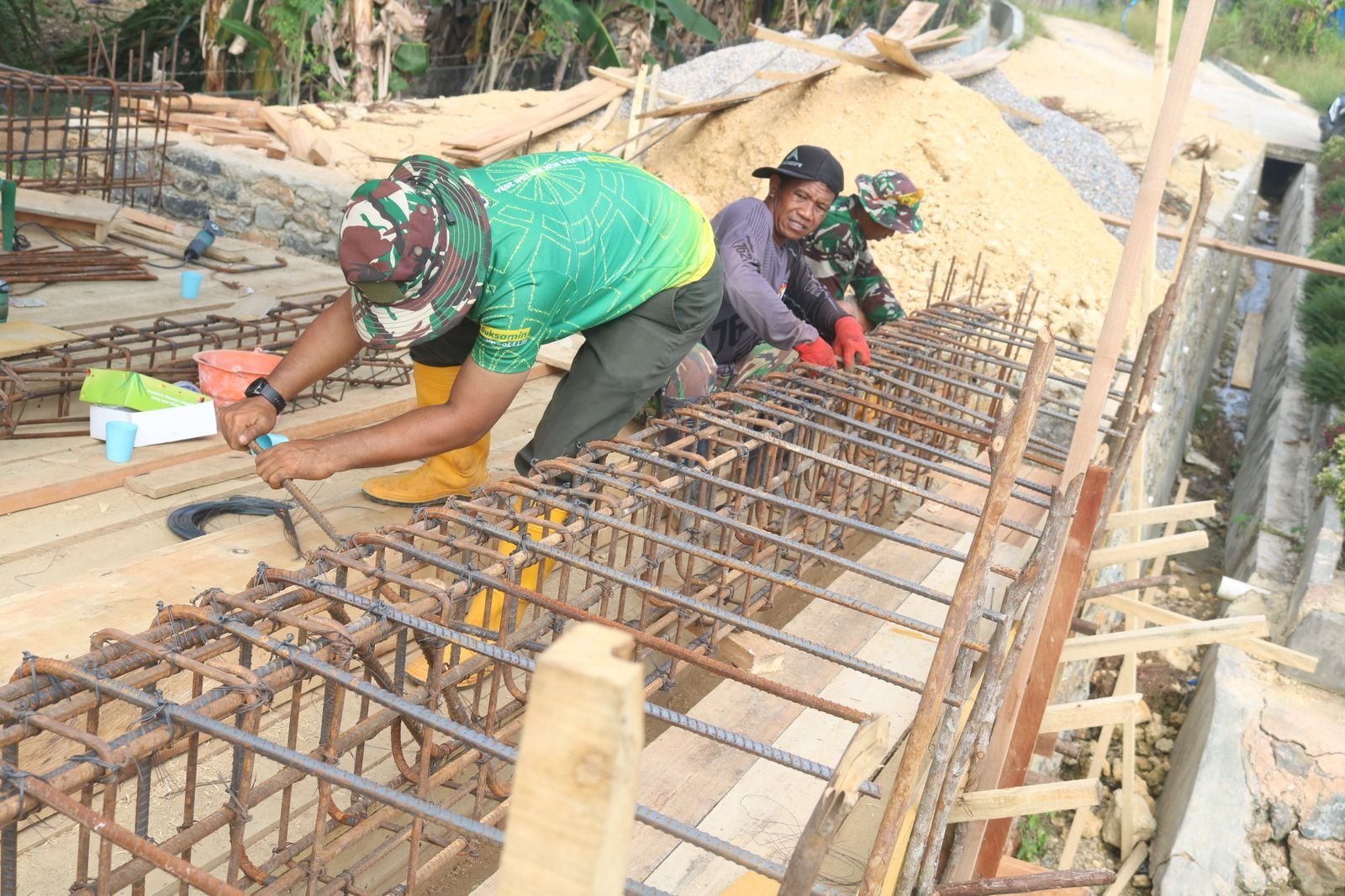Masuki Tahap Krusial, Satgas TMMD 127 Rakit Besi Tulangan Jembatan di Anggoeya