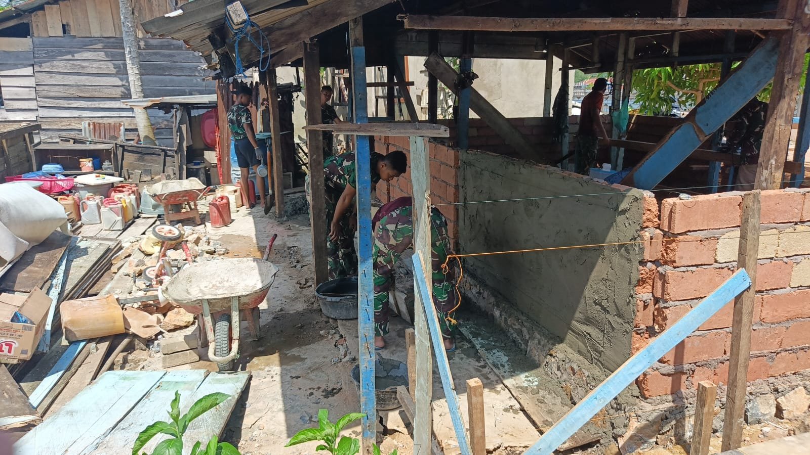 Satgas TMMD 127 Kodim 1417/Kendari Genjot Plester Dinding RTLH di Petoaha