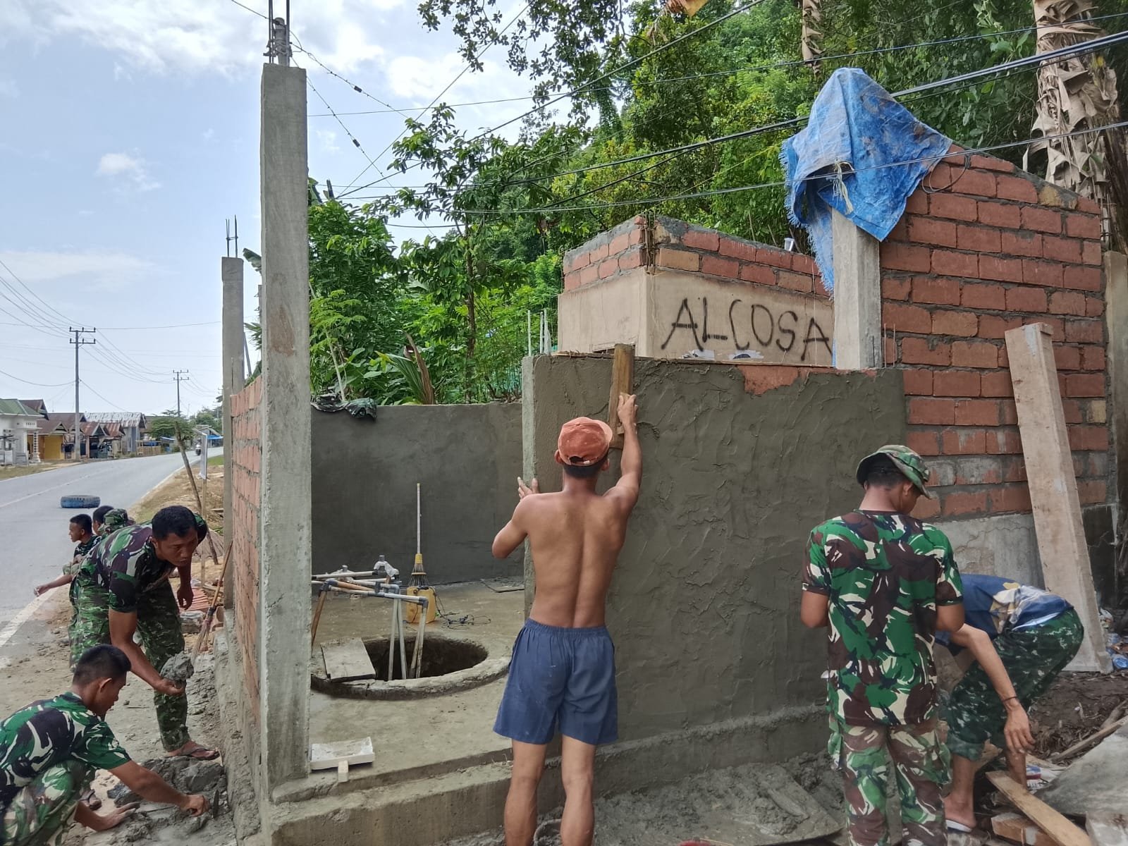 Kebut Penyelesaian MCK, Satgas TMMD 127 Prioritaskan Kerapian Plesteran