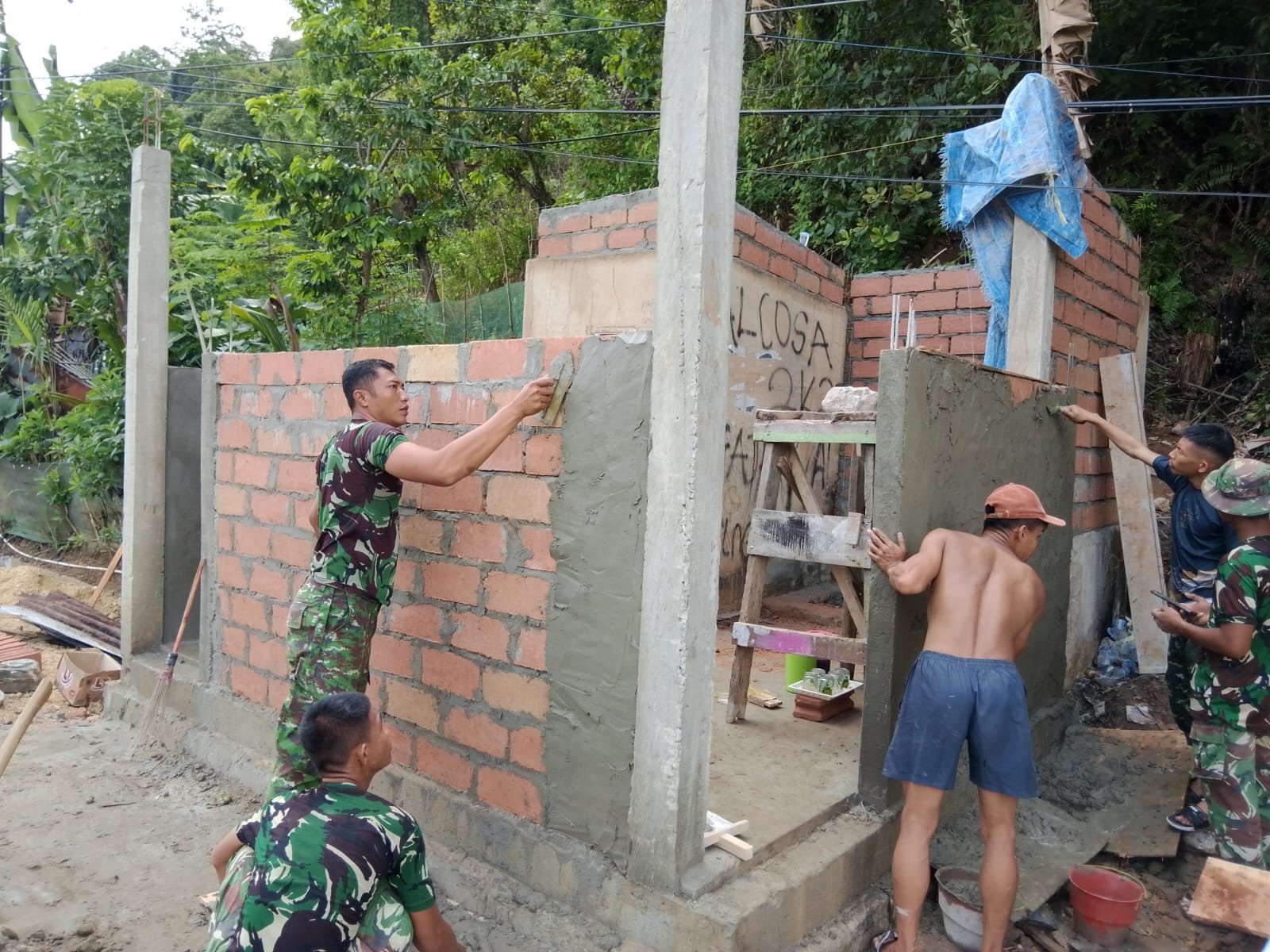 Tahap Plesteran Dimulai, Satgas TMMD 127 Perkuat Struktur MCK di Sambuli