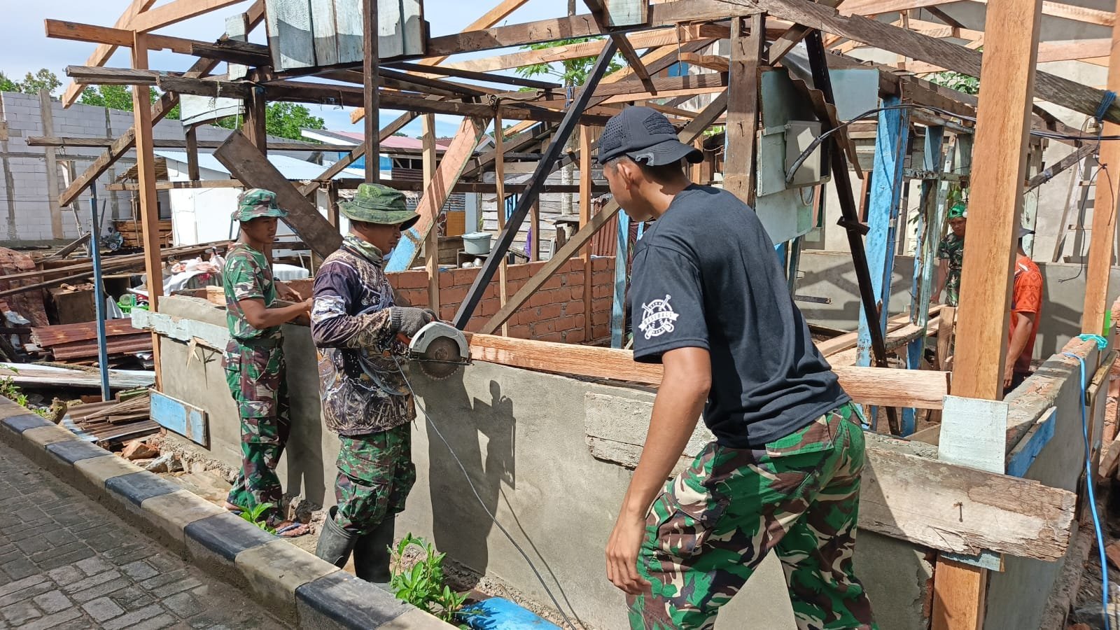 Genjot Renovasi RTLH, Satgas TMMD 127 Kebuth Pemasangan Struktur Rumah Warga