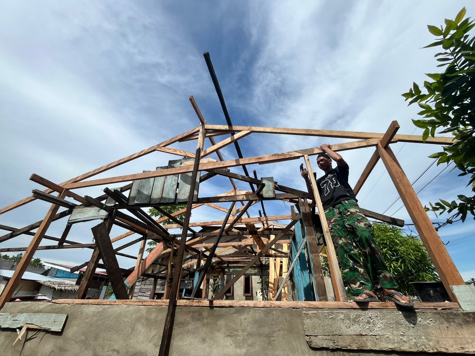 Tahap Krusial Dimulai, Satgas TMMD 127 Pasang Rangka Atap RTLH di Petoaha