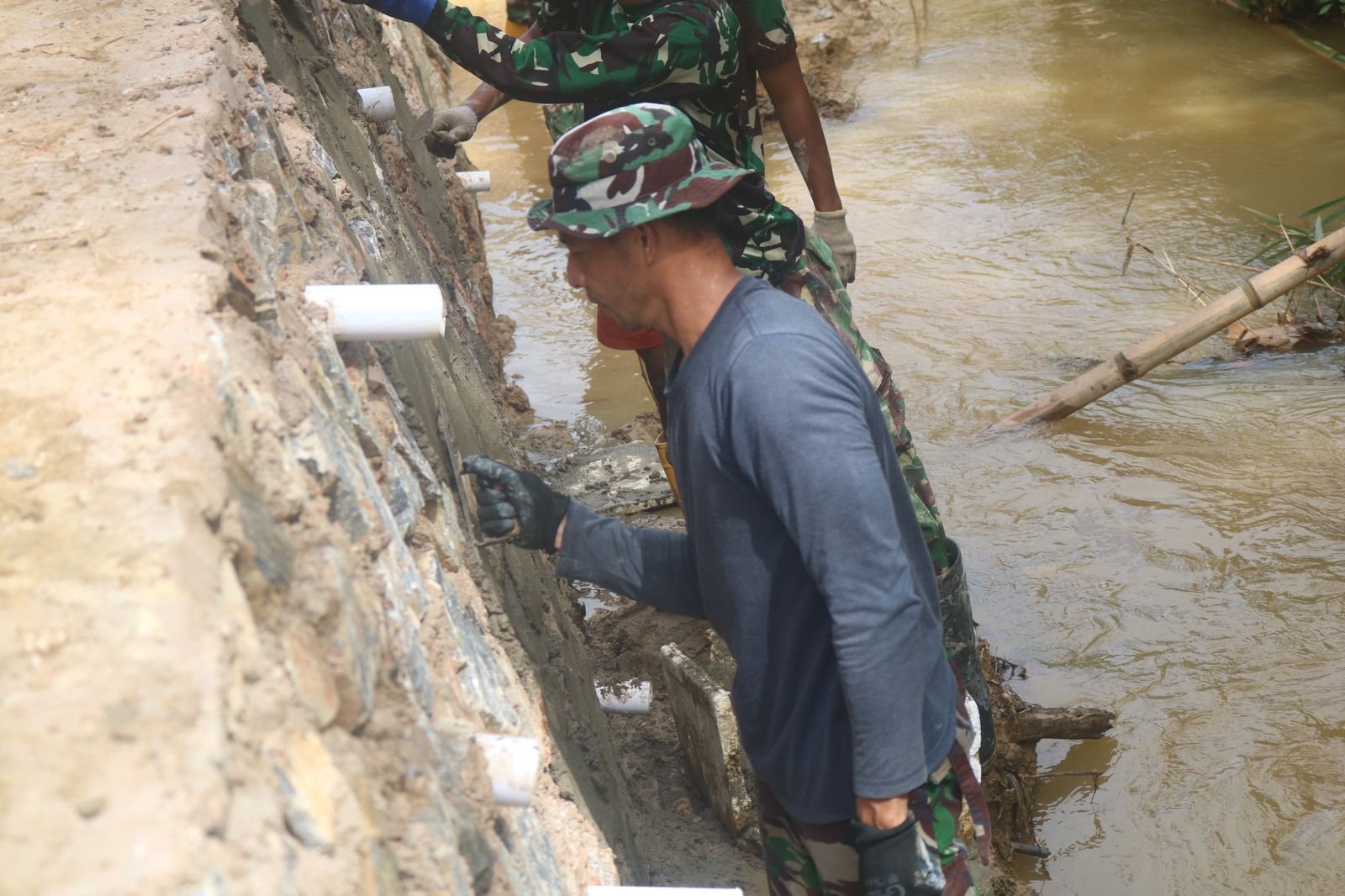 Satgas TMMD 127 Kebuth Finishing Talud, Plaster Dinding Dikebut di Kendari