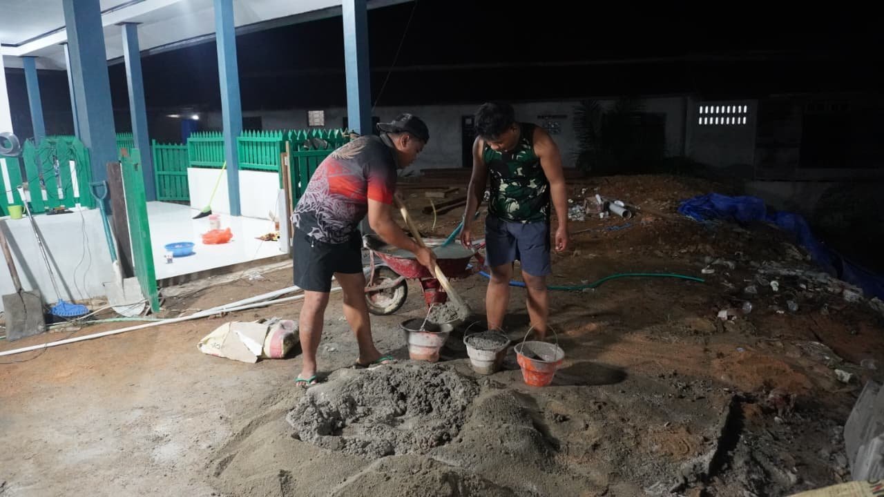Lembur Usai Tarawih, Satgas TMMD 127 dan Warga Kebutan Finishing MCK
