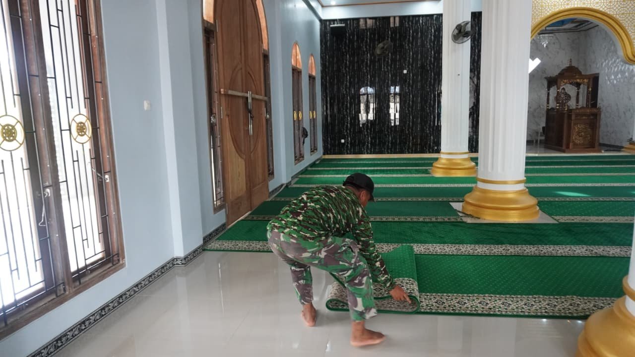 Pererat Silaturahmi, Satgas TMMD ke-127 Gotong Royong Bersihkan Masjid di Desa Bukit Indah